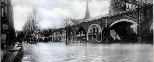 L'avenue Daumesnil pendant la crue de 1910, carte postale, 8Fi 11.
