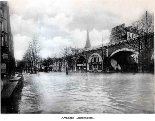 L'avenue Daumesnil pendant la crue de 1910, carte postale, 8Fi 11.